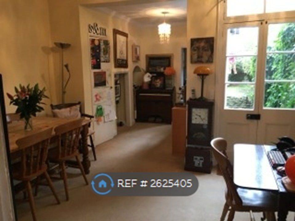 Property photo 2 of 9 Large l-Shaped Dining Room