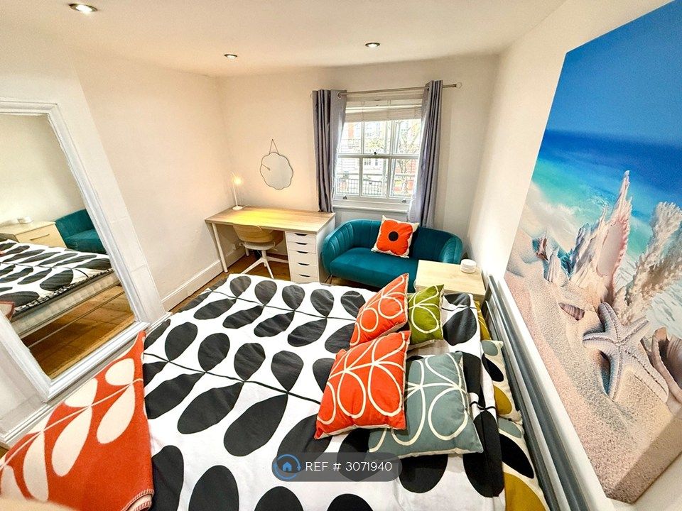 Property photo 2 of 18 Room 4 Great Size Room With Teal Comfy Sofa!