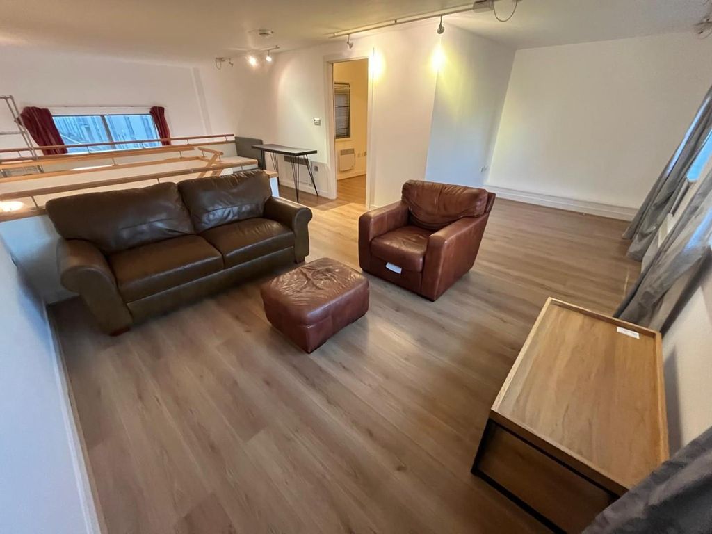 Property photo 3 of 19 Lounge