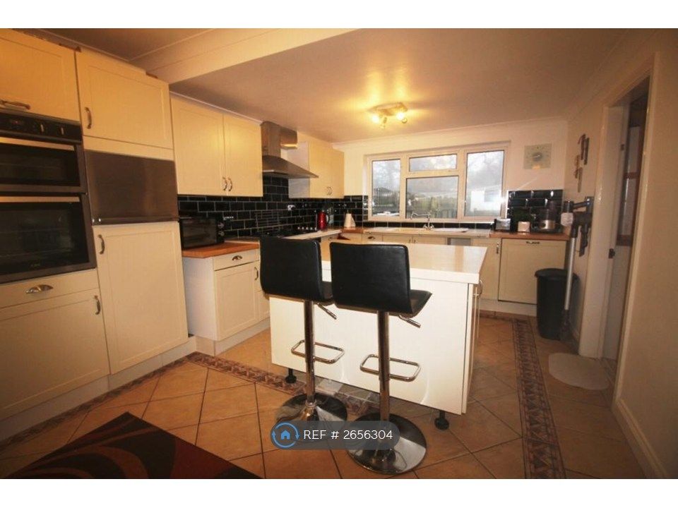 Property photo 3 of 9 Kitchen