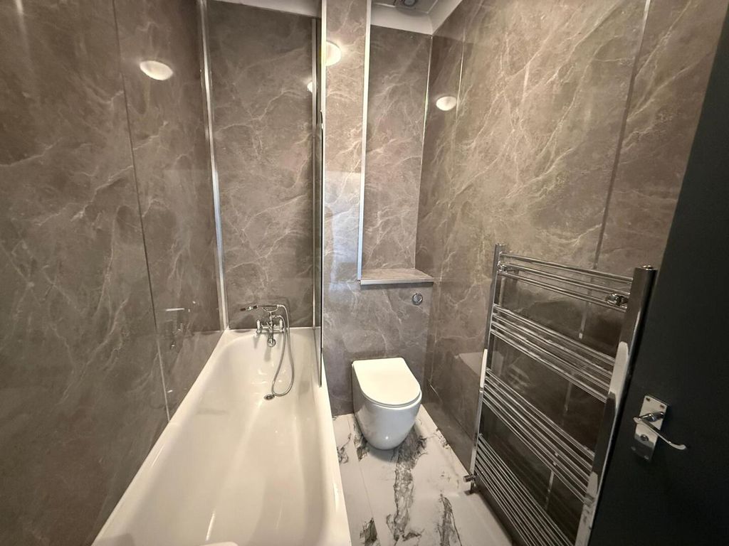 Property photo 3 of 11 Bathroom