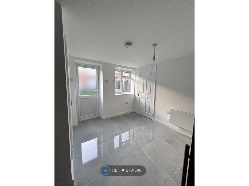 Property photo 1 of 11 Living Room/Kitchen