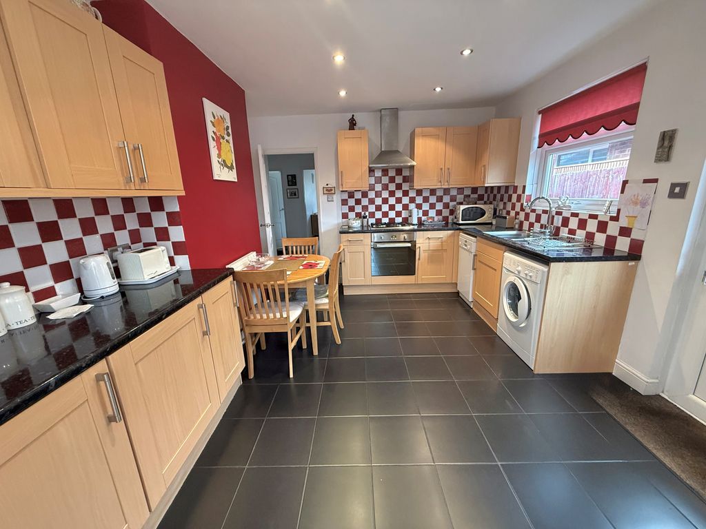 Property photo 3 of 14 6 Fircroft Cres Kitchen1
