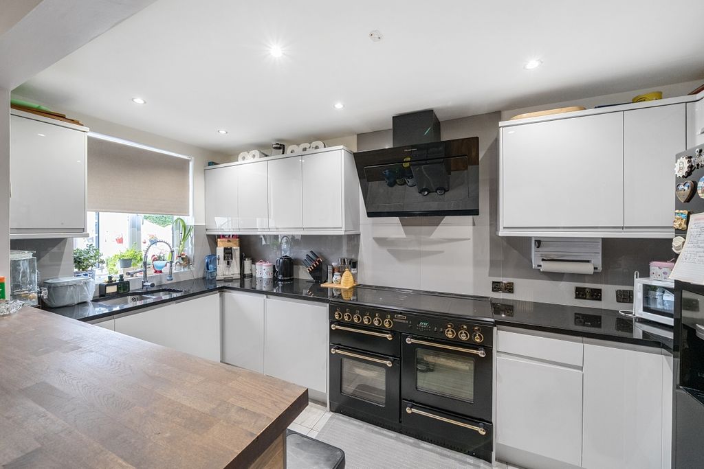 Property photo 2 of 15 1335559-9-6893993...