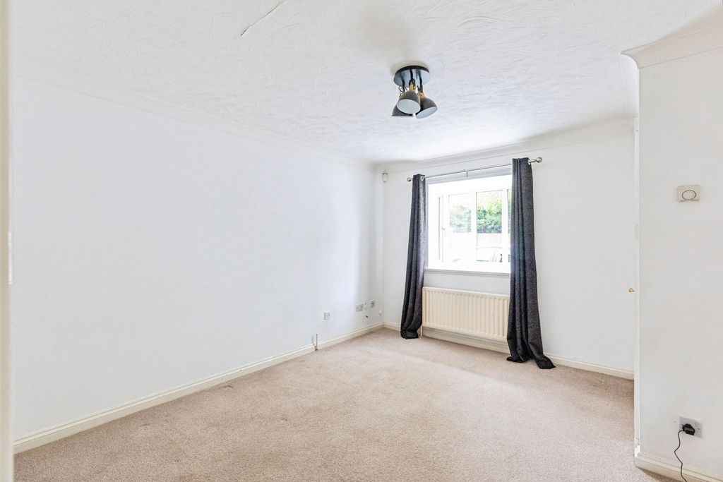 Property photo 3 of 16 Lounge