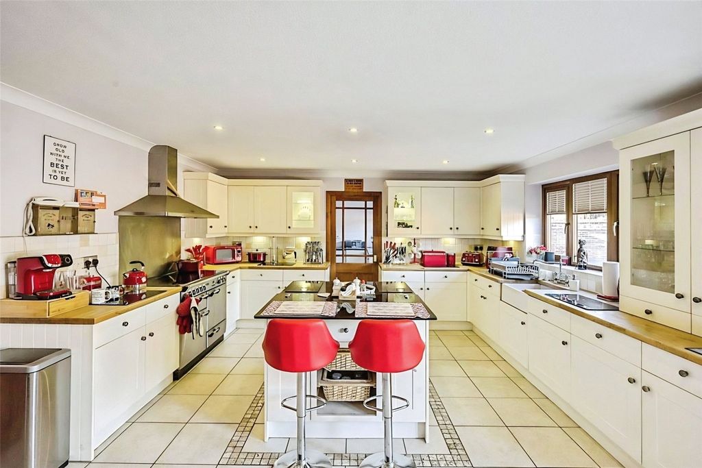 Property photo 3 of 25 Kitchen