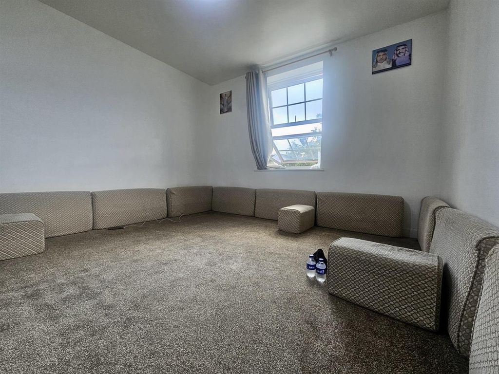 Property photo 2 of 10 Living Room