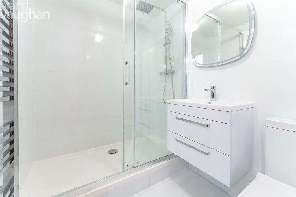 Property photo 3 of 9 Bathroom