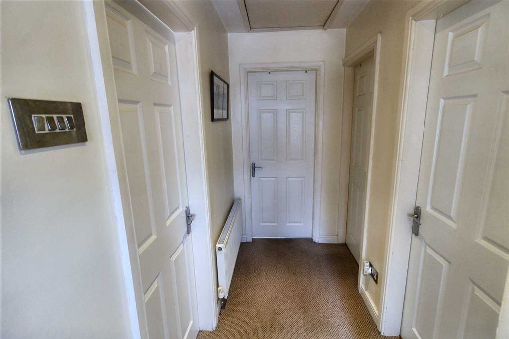 Property photo 2 of 18 Entrance Hall