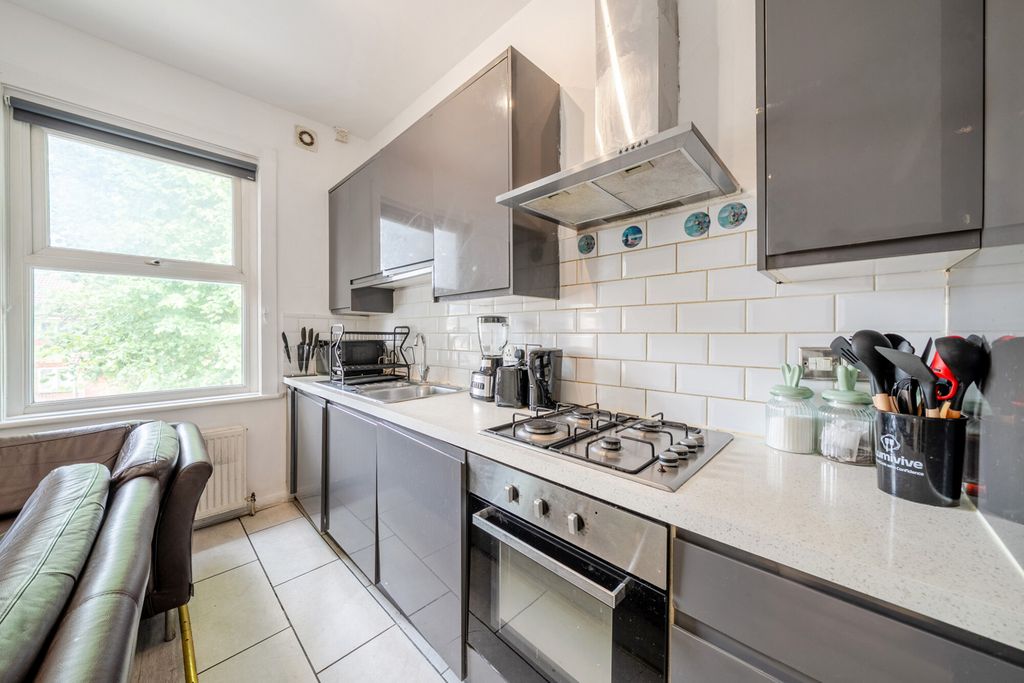 Property photo 2 of 7 Kitchen