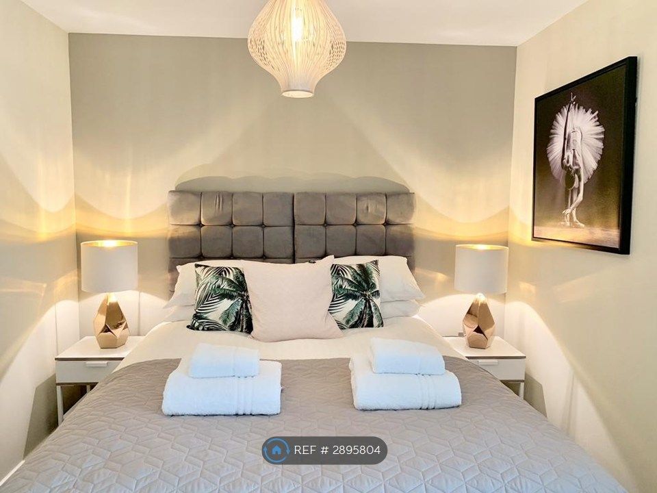 Property photo 2 of 6 Bedroom