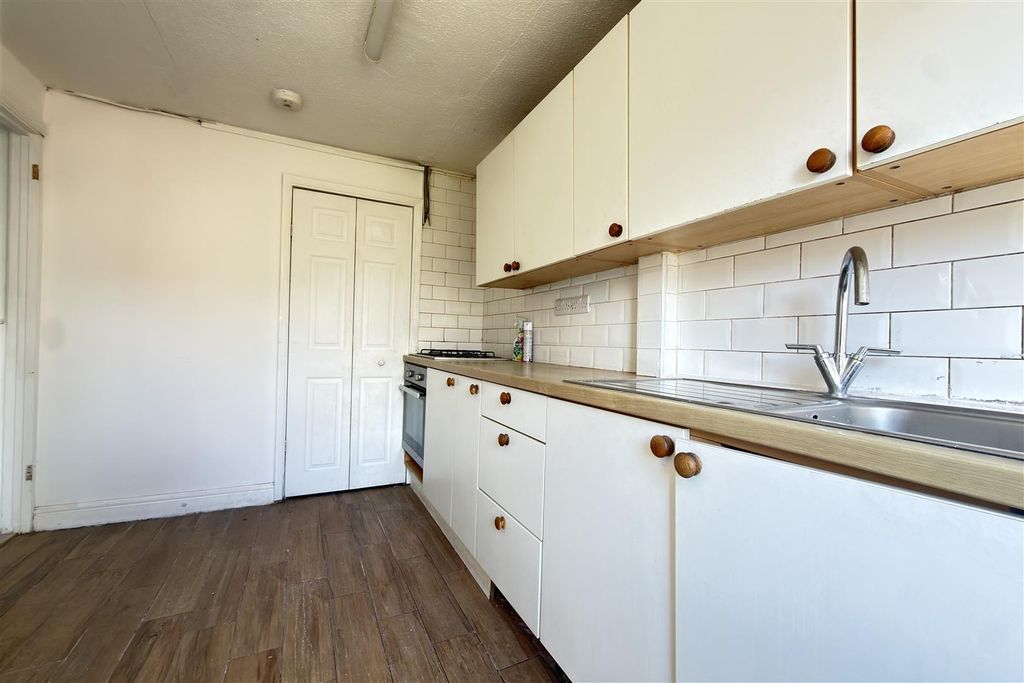 Property photo 3 of 9 Kitchen