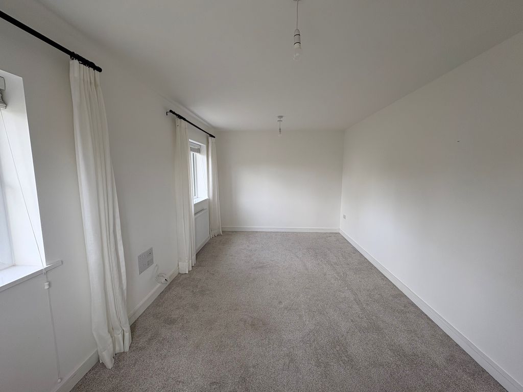Property photo 3 of 18 Living Room
