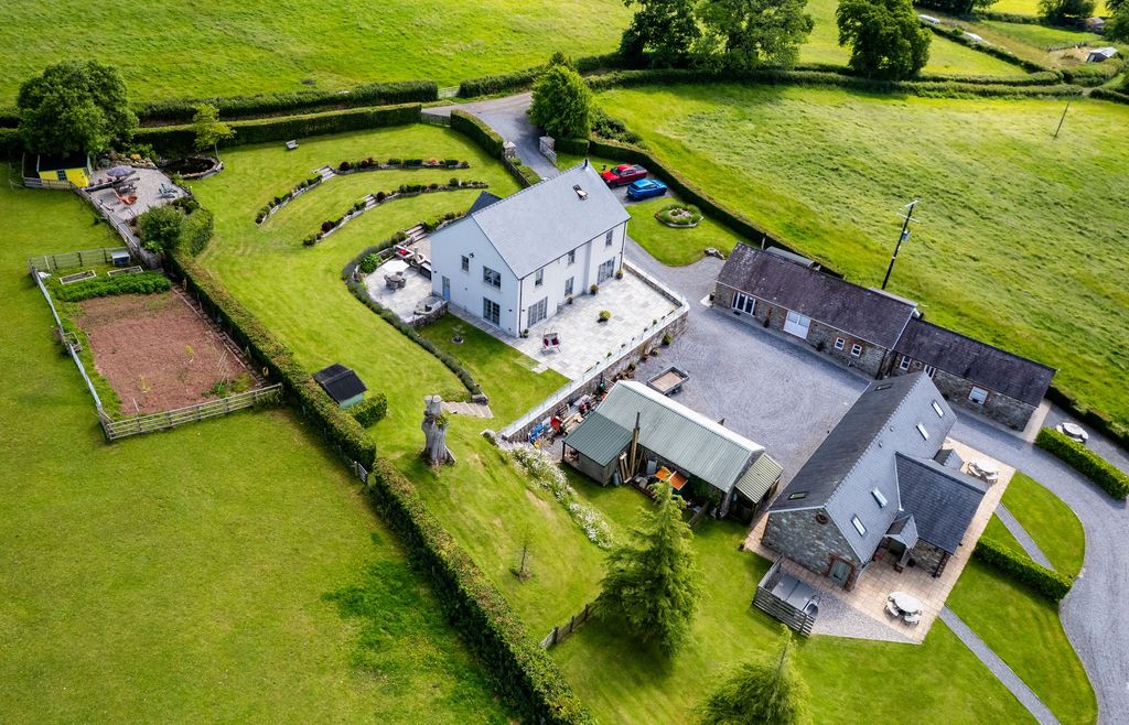 Property photo 2 of 112