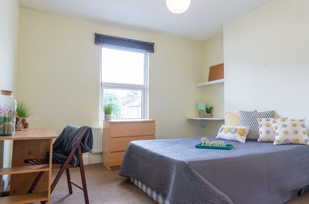 Property photo 2 of 14 A Bright And Inviting Double Bedroom Featuring A c...