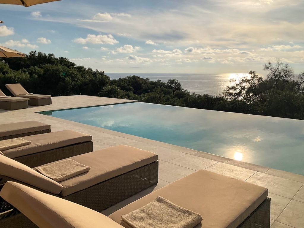 Property photo 3 of 21 Pool To Sea