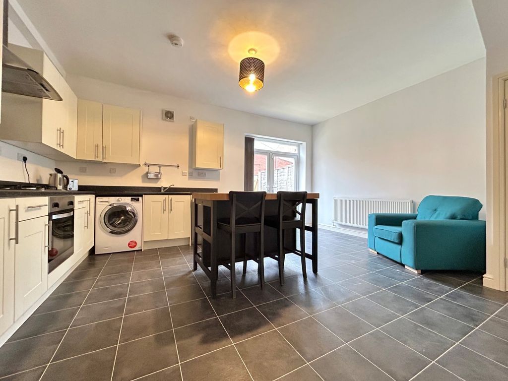 Property photo 3 of 25 Kitchen