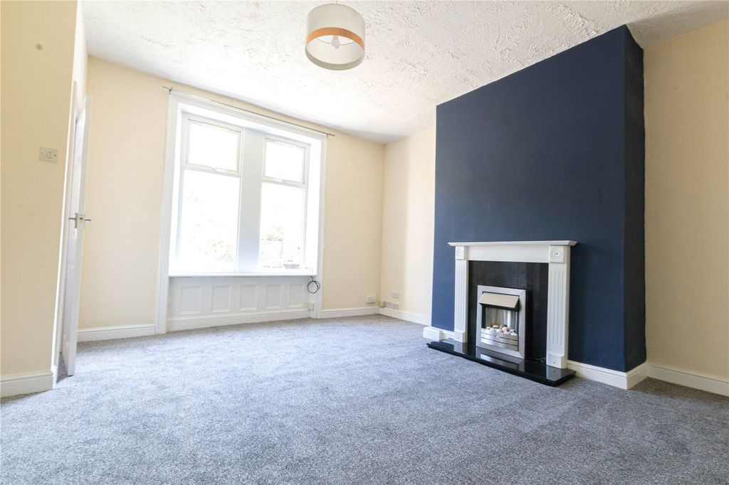 Property photo 2 of 16 Lounge