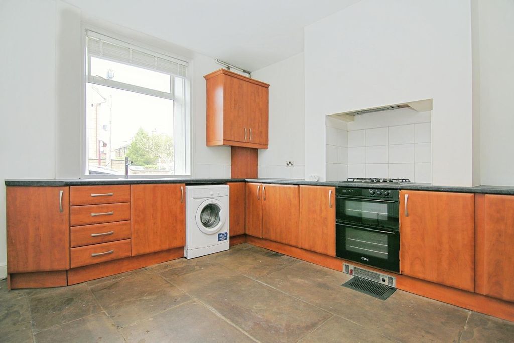 Property photo 3 of 11 Kitchen