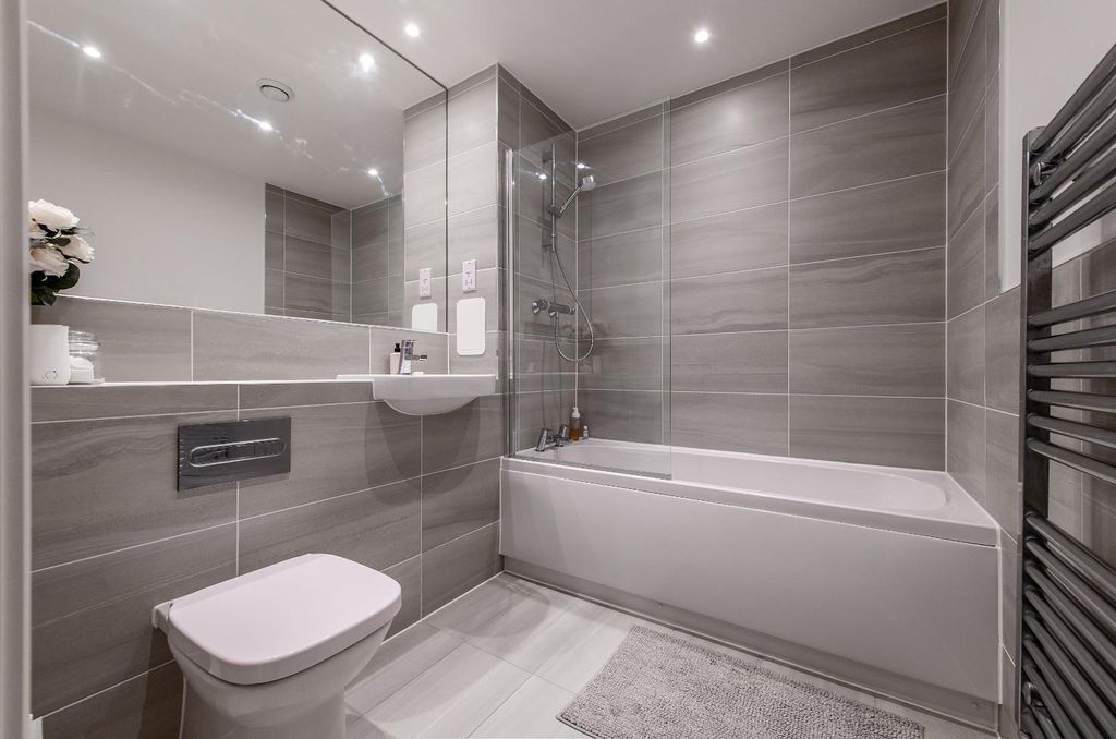Property photo 3 of 16 Bathroom