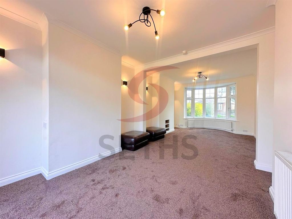 Property photo 3 of 14 Through Lounge