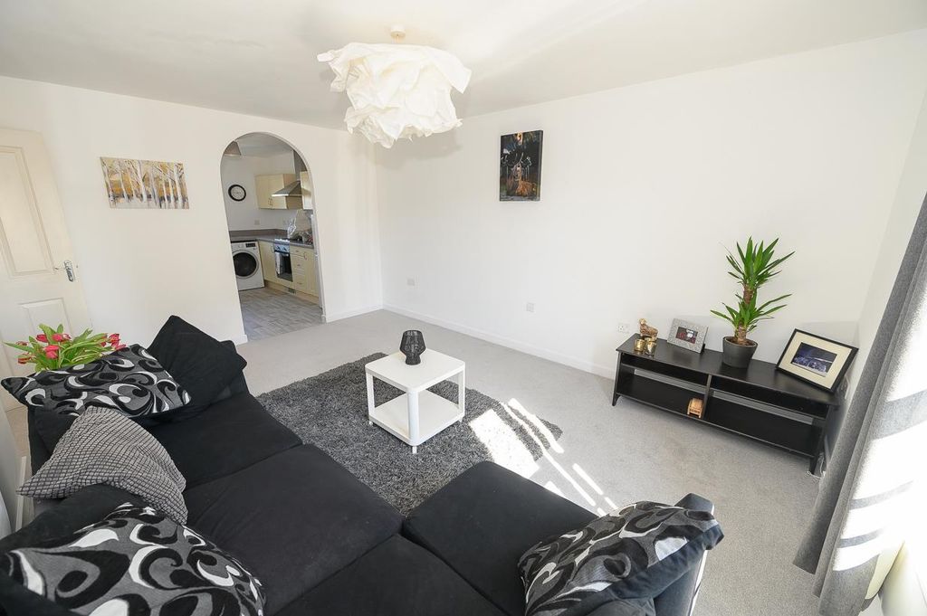 Property photo 2 of 18 Lounge Pic 4.Jpg