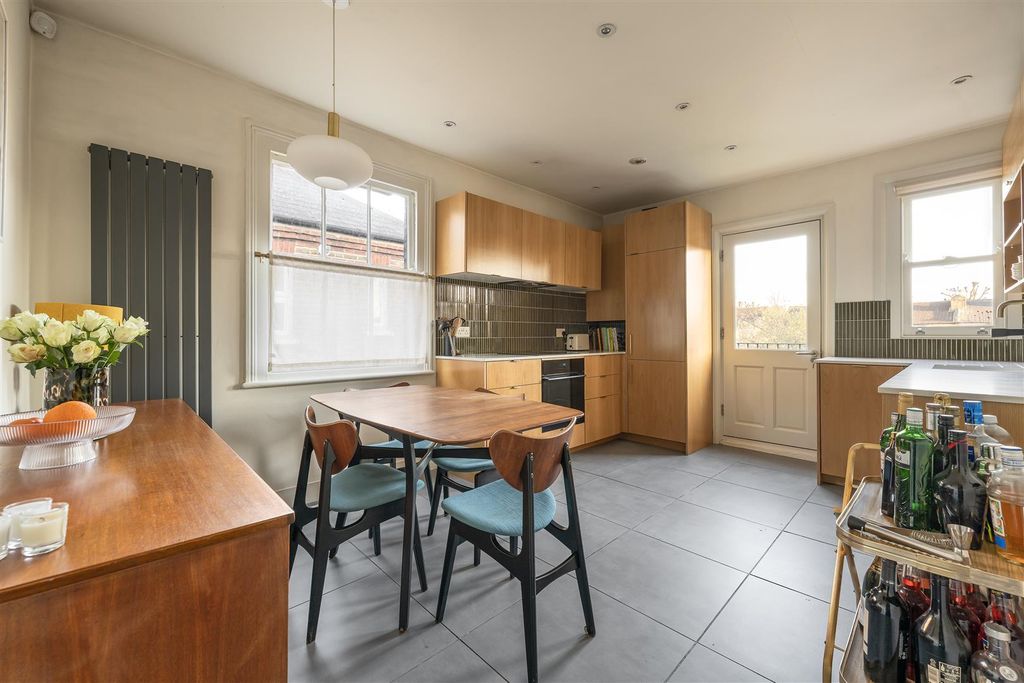 Property photo 3 of 21 Warner Road, E17
