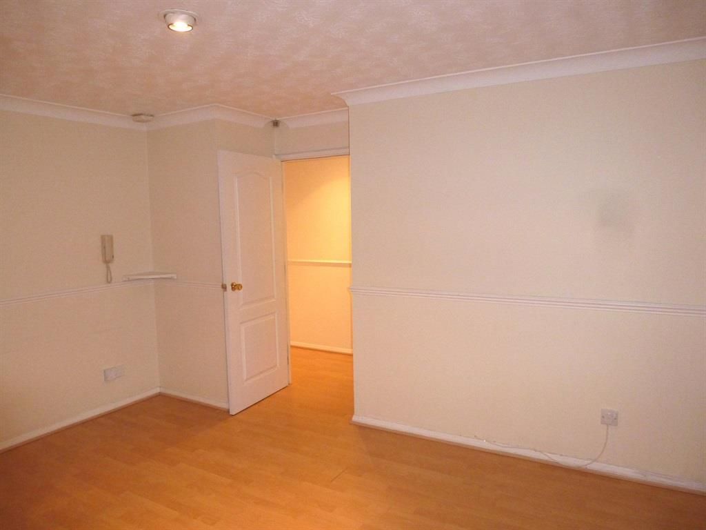 Property photo 3 of 6 Living Room
