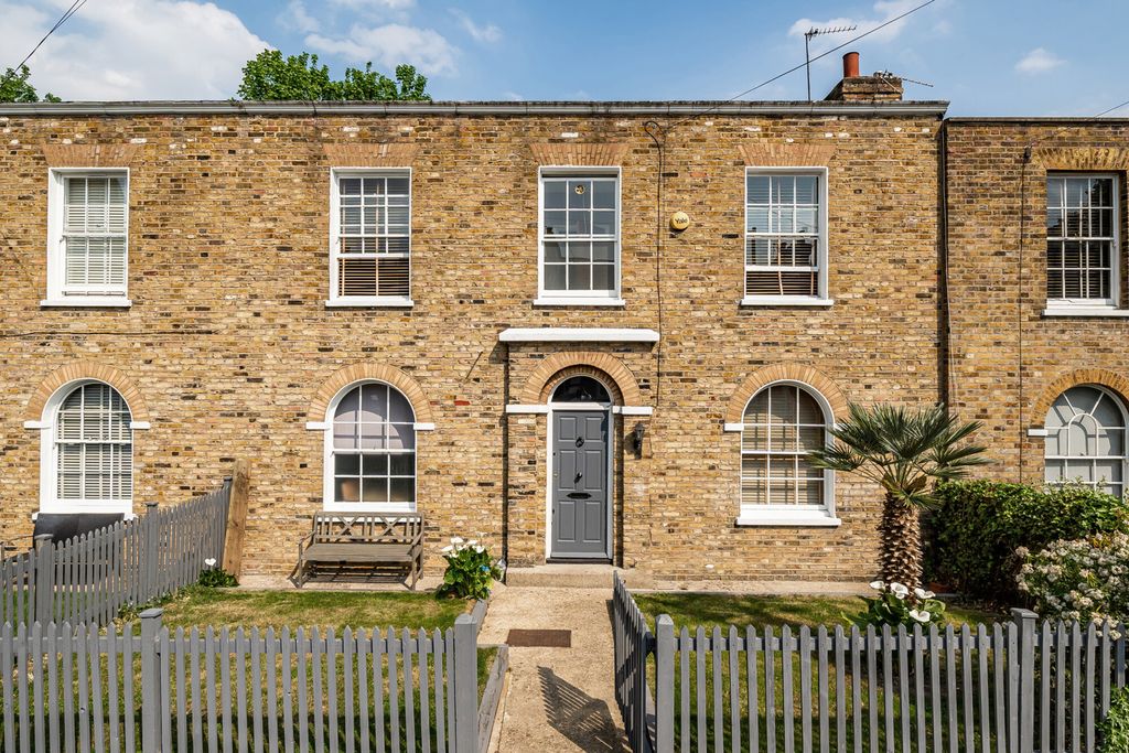 Property photo 2 of 18 External