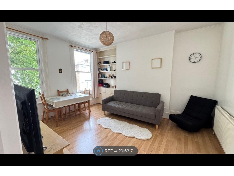 Property photo 3 of 10 Living Room - 15m2