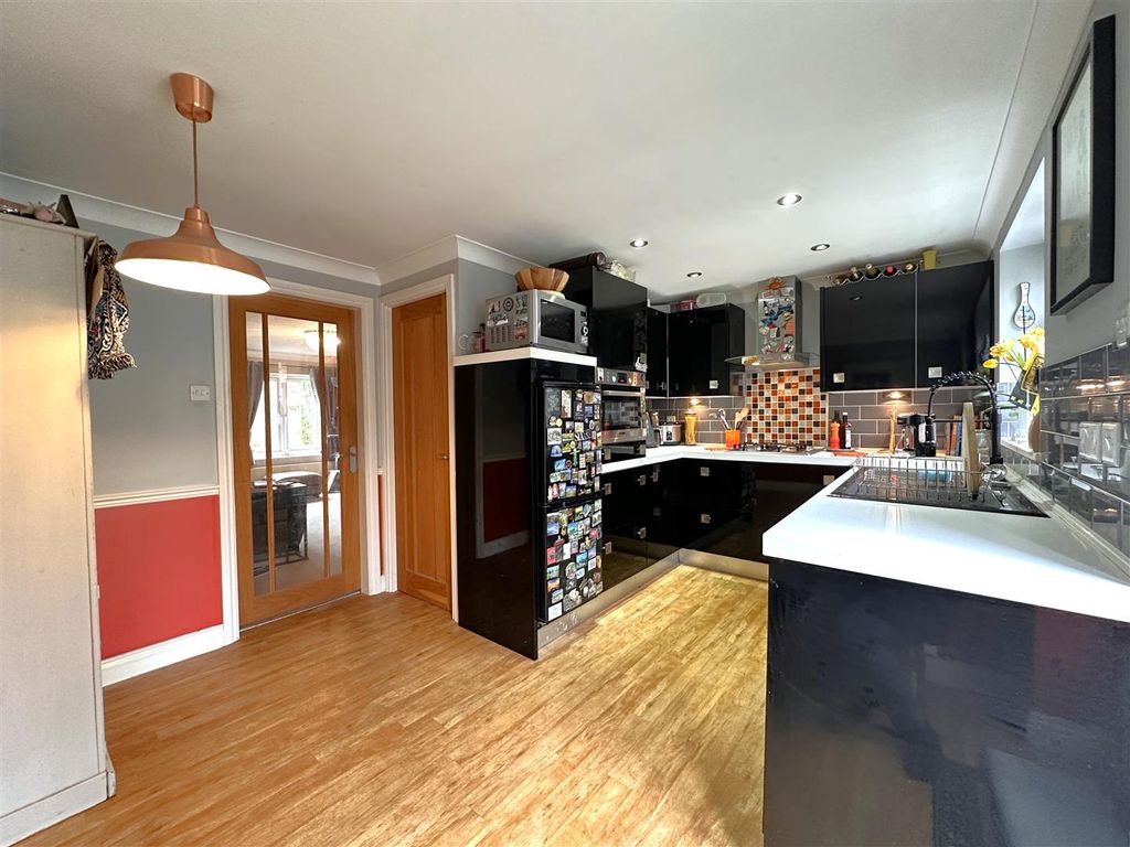 Property photo 2 of 19 Spacious Dining Kitchen 934