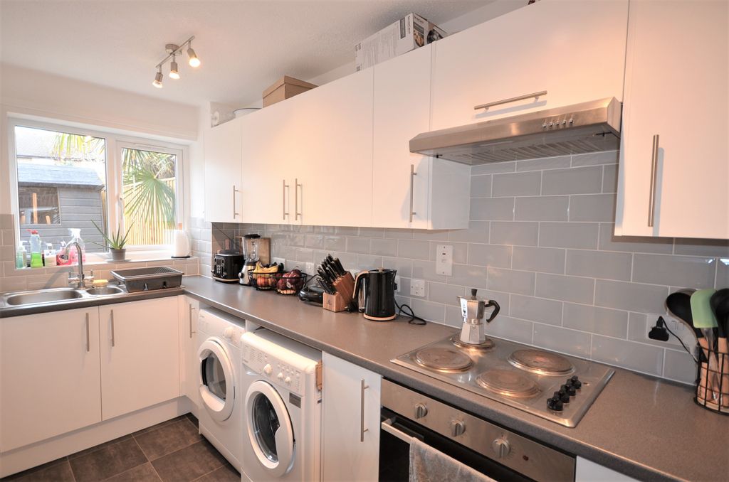 Property photo 2 of 9 Kitchen