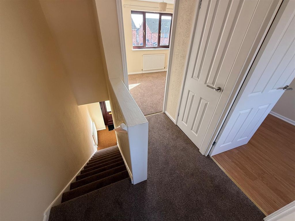 Property photo 2 of 8 Llys Hallway.Jpg