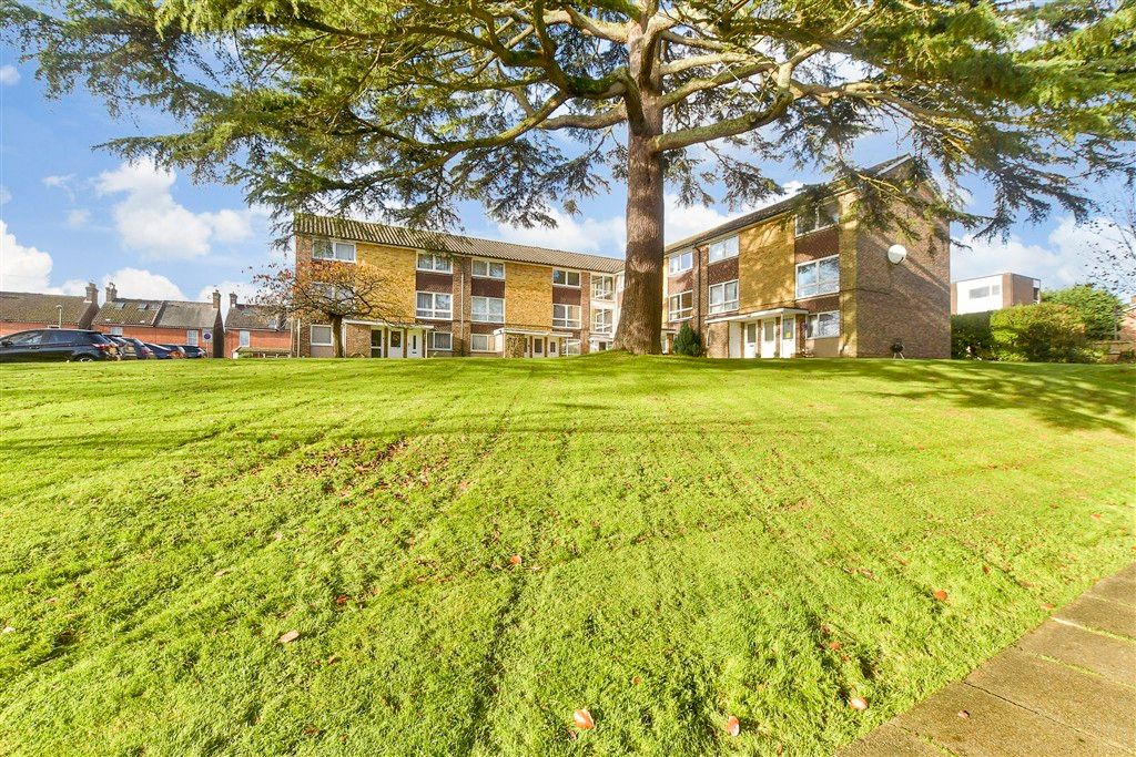 Property photo 2 of 10 Communal Gardens