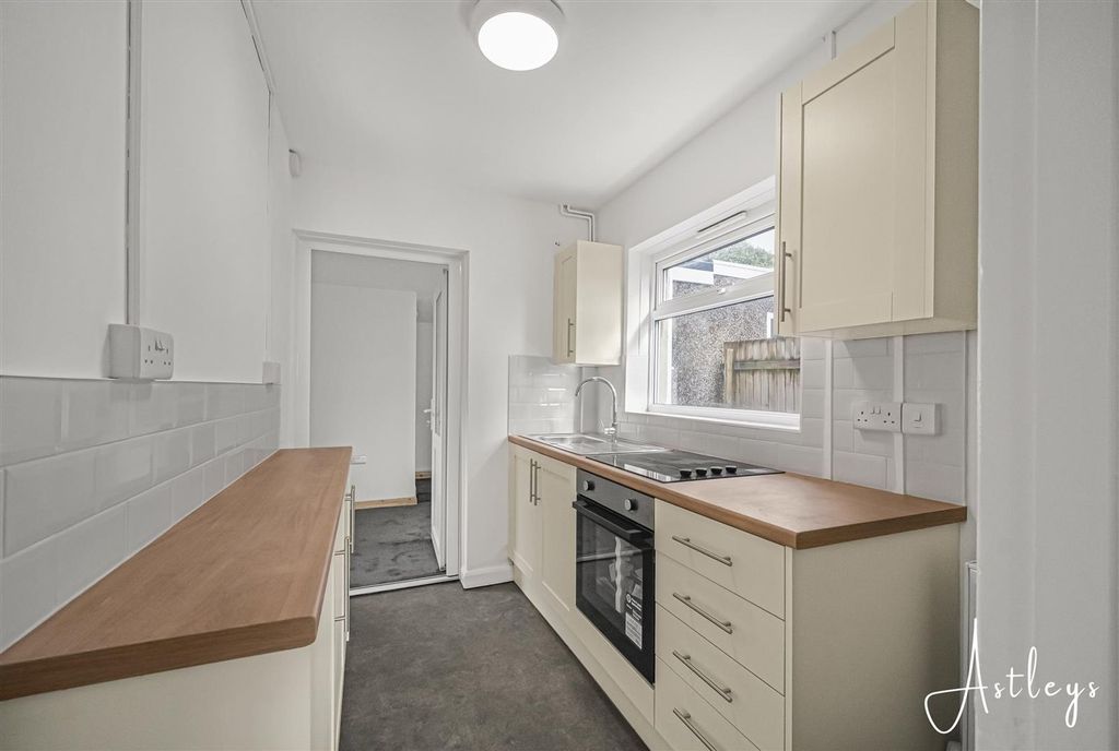 Property photo 3 of 19 Kitchen