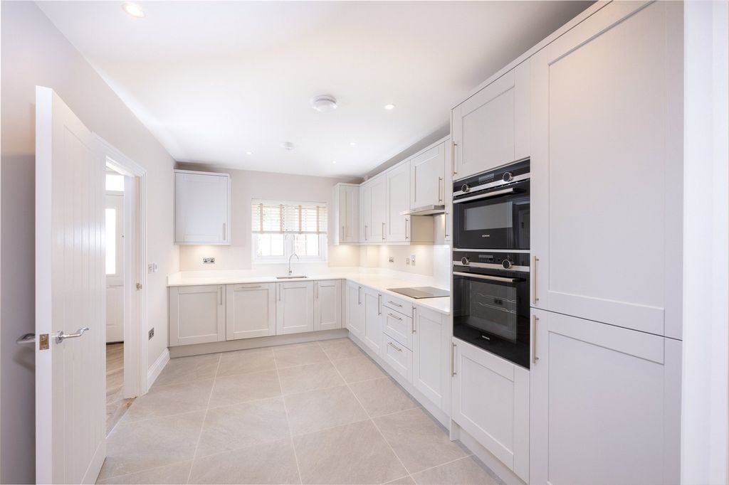 Property photo 3 of 9 Kitchen