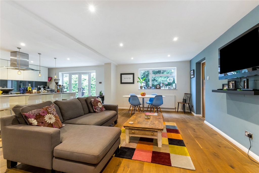 Property photo 2 of 13 Kitchen Snug