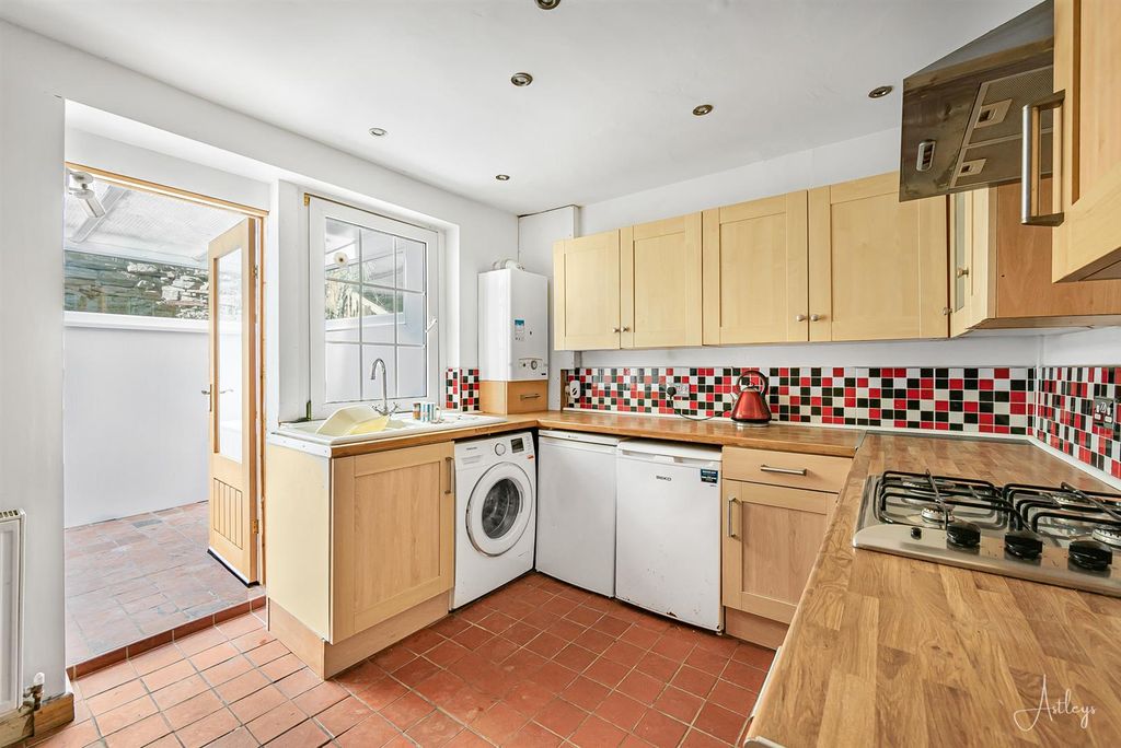 Property photo 3 of 19 Kitchen