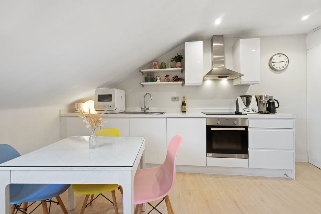 Property photo 1 of 11 One Bedroom Top Floor, Period Apartment For Sale In Lower Clapton