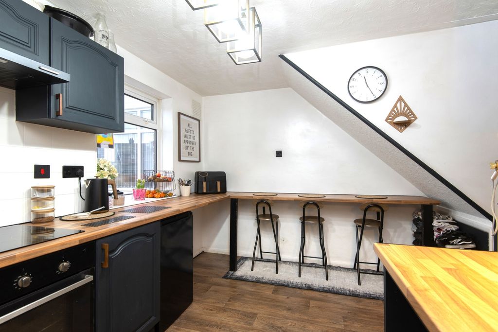 Property photo 3 of 16 5