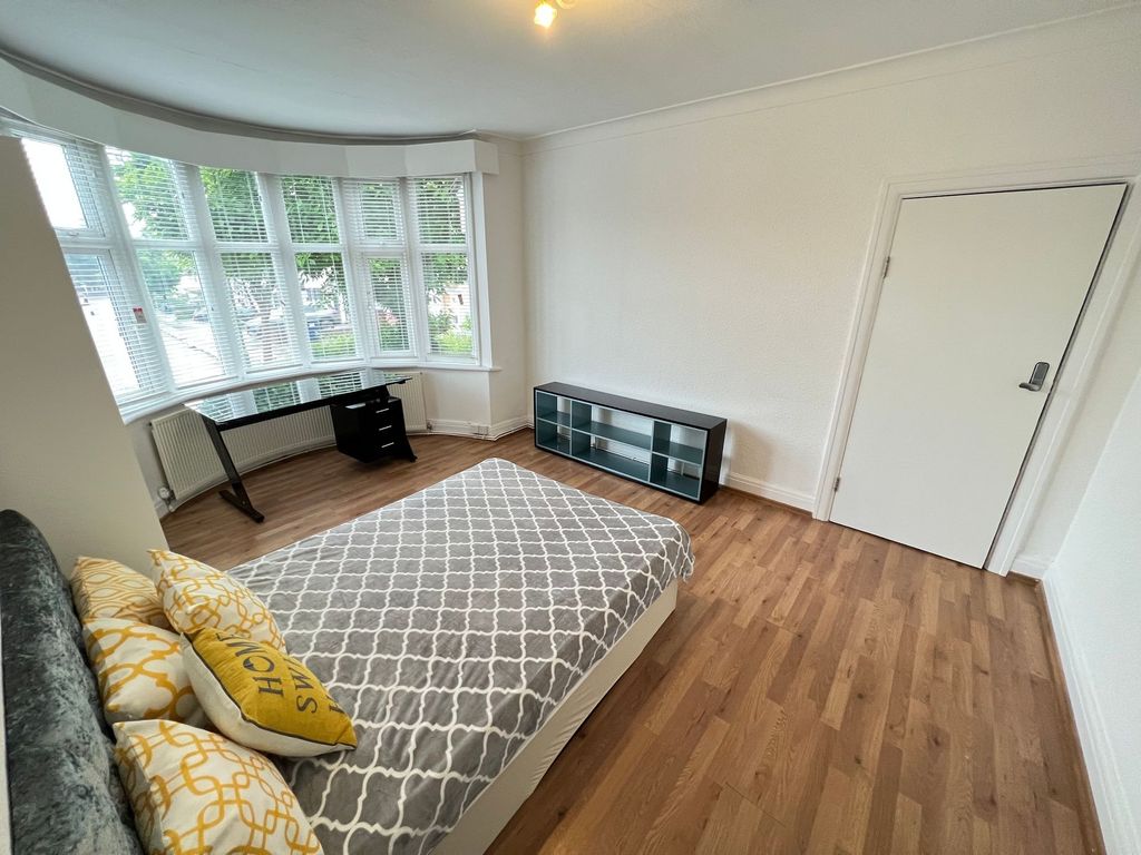 Property photo 1 of 21 Bright And Spacious Master Bedroom Featuring A Lar...
