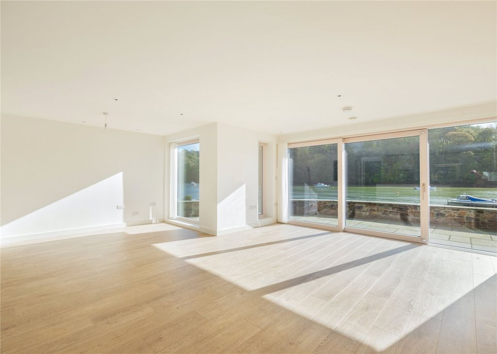 Property photo 3 of 19 Sitting Room