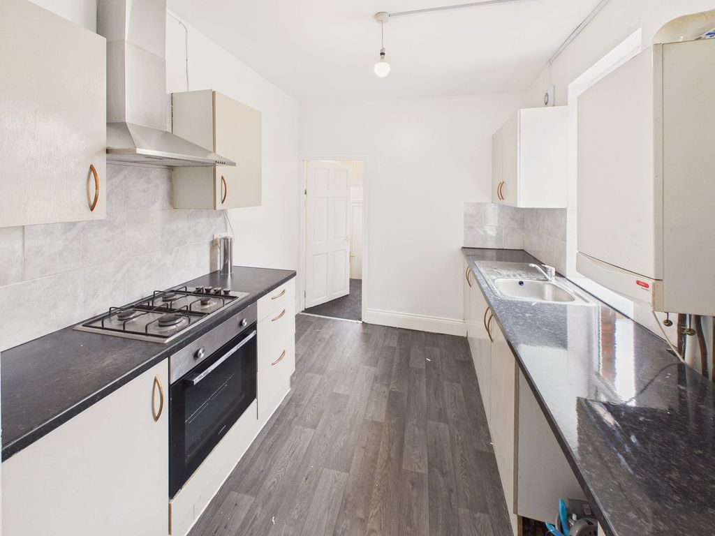 Property photo 3 of 10 Kitchen