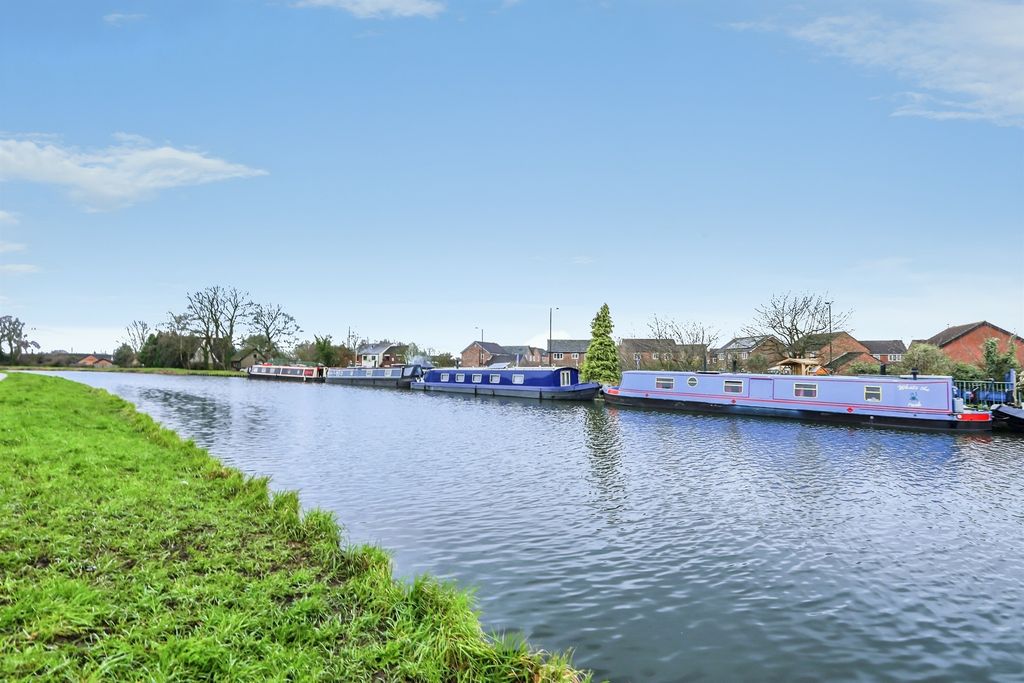 Property photo 2 of 27