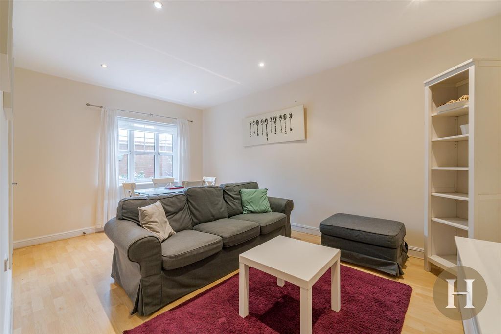 Property photo 2 of 21 Hadleigh Estate Agents-4.Jpg