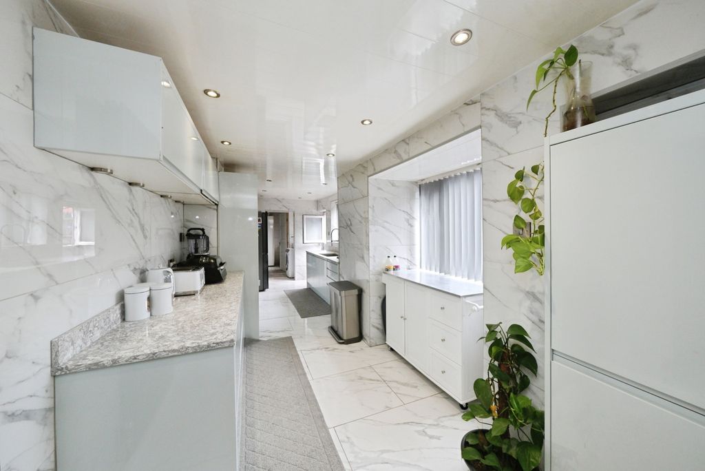 Property photo 2 of 15 Kitchen