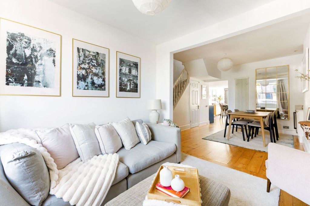 Property photo 3 of 12 Living Space