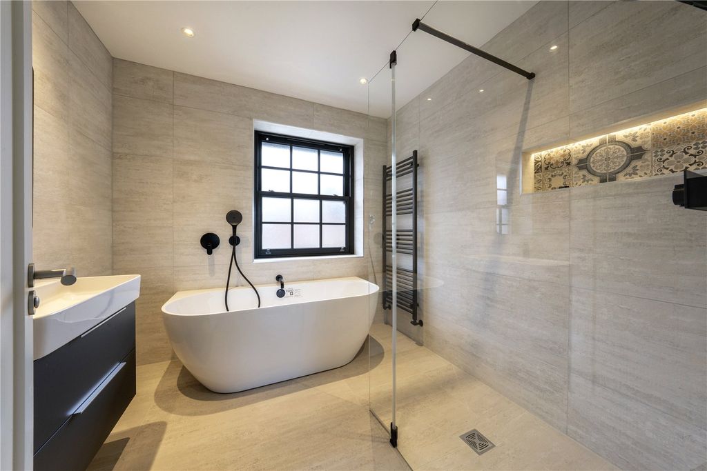 Property photo 3 of 25 En Suite