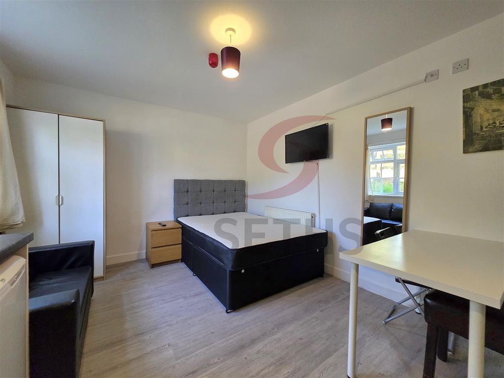 Property photo 2 of 6 Studio