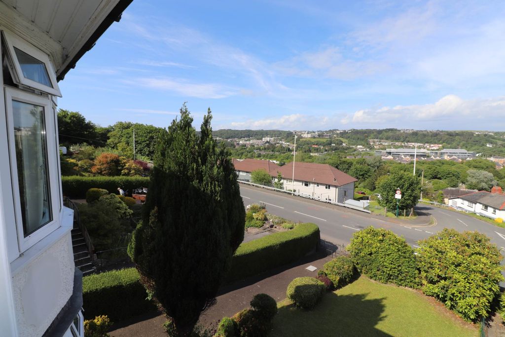 Property photo 2 of 23